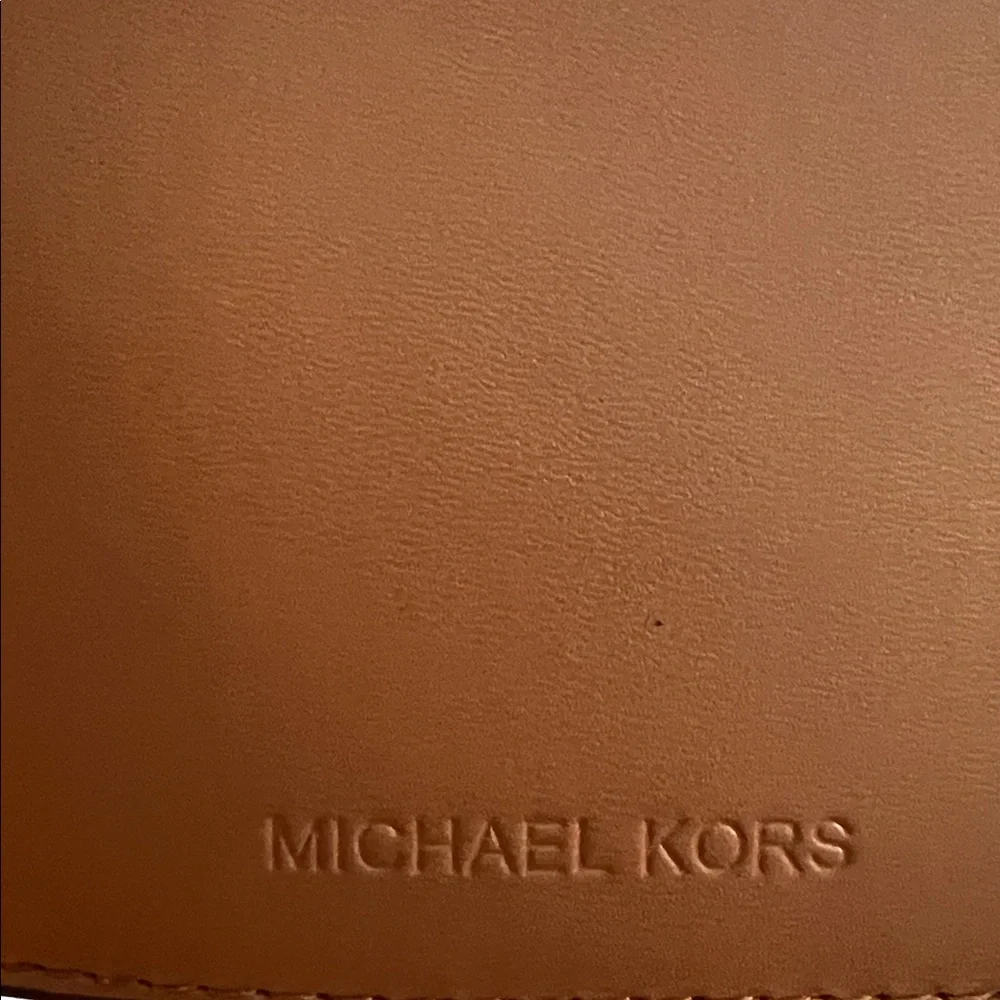 MICHAEL KORS NWOT BROWN CARD & PASSPORT CASE - Picture 8 of 9